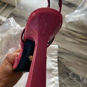 Luxury shoe. I cannot wear I have a foot operation coming up. Us 8/39